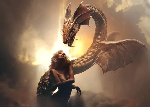 Bella modella bionda con drago in un mondo fantasy — Foto Stock