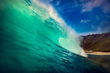 Dalga kıvrık ile parlak renkli deniz