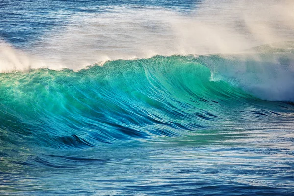 Grande onda del mare acqua brillante — Foto Stock
