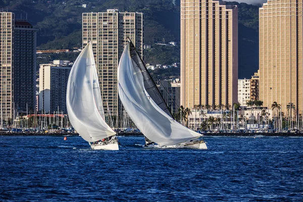 Yacht racing in de blauwe zee — Stockfoto