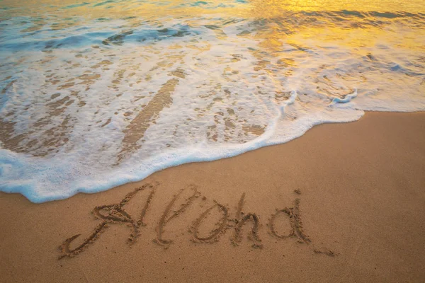 Hawaje, aloha słowo na plaży piasek — Zdjęcie stockowe