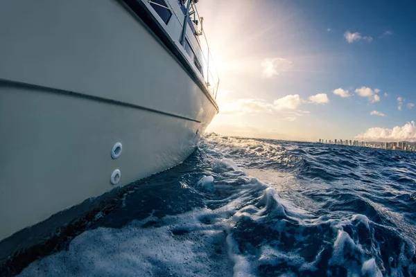 Puesta de sol corriendo en un barco en el océano — Foto de Stock