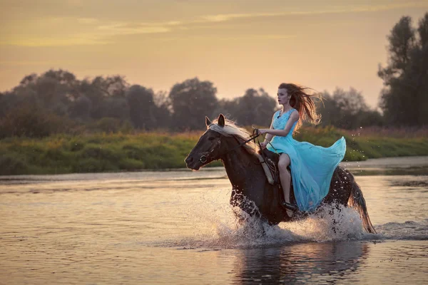 Dívka na koni přes říční voda — Stock fotografie