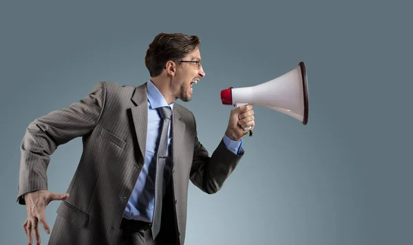 Homme d'affaires en costume gris avec mégaphone — Photo