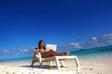 Tropik sahilde laptop ile çalışma ile model