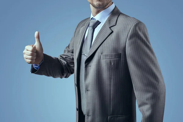 Podnikatel v šedém obleku s úsměvem a palec nahoru — Stock fotografie