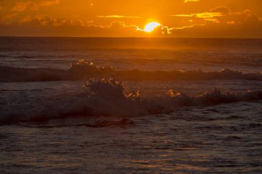 Okyanusta turuncu günbatımı