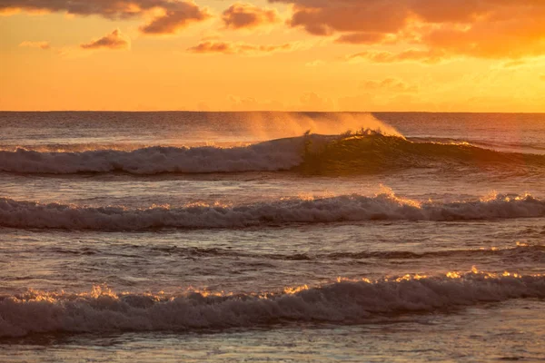 オレンジ色の夕日海の波 — ストック写真