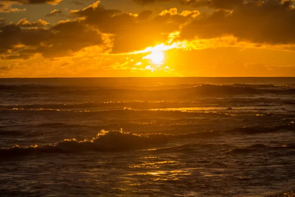 Pôr-do-sol laranja sobre a água no oceano — Fotografia de Stock