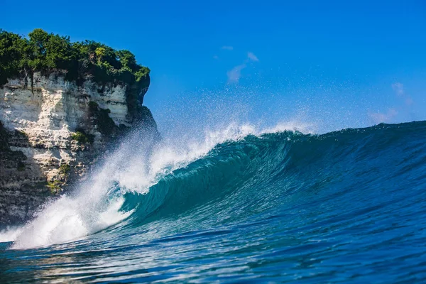 Krachtige Golf Grote Blauwe Oceaan Sluiten Tegen Rotsachtige Wand Uitzicht — Stockfoto