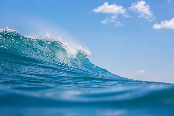 Большая Синяя Океан Мощная Волна Врезается Голубое Небо Крупным Планом — стоковое фото