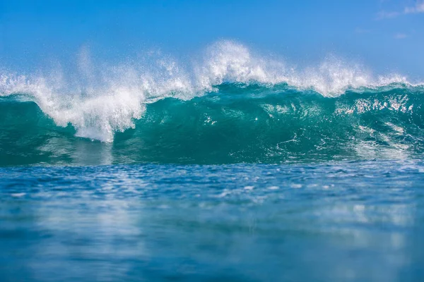 Grande Oceano Azul Onda Poderosa Bater Contra Céu Azul Vista — Fotografia de Stock