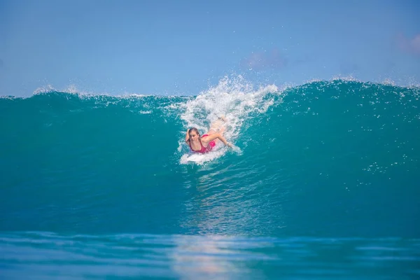 Indonesia Bali July 2016 Female Surfer Leonor Fragoso Riding Big — Stock Photo, Image