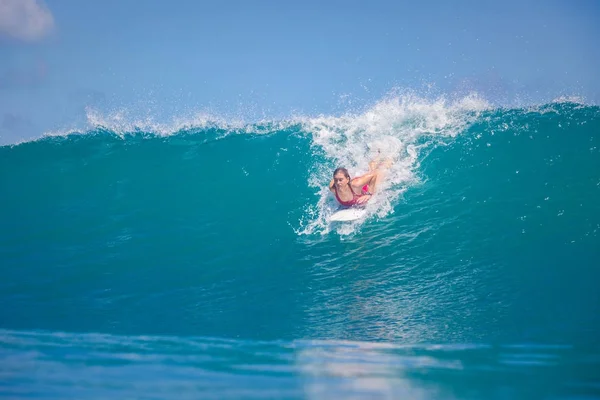 Indonesia Bali July 2016 Female Surfer Leonor Fragoso Riding Big — Stock Photo, Image