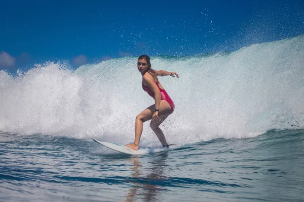 Indonezja Bali Lipca 2016 Kobiece Surfer Leonor Fragoso Jazda Big — Zdjęcie stockowe