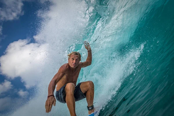 Indonesia Bali July 2016 Surfer Riding Big Blue Ocean Wave — Stock Photo, Image