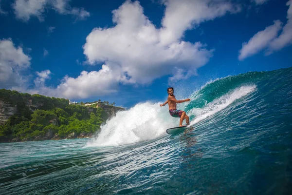 Endonezya Bali Temmuz 2016 Sörfçü Binme Büyük Mavi Okyanus Dalgası — Stok fotoğraf