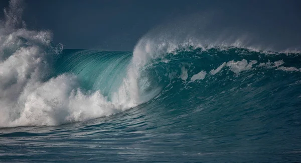 巨大な波が海でクラッシュします シースケープ環境背景 泡と水しぶき水テクスチャ 誰もハワイアン サーフィン スポット — ストック写真