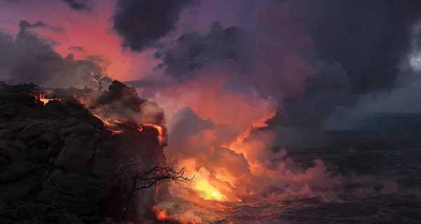 주황색 용암이 바위와 하늘에 나무에 흐르는 — 스톡 사진