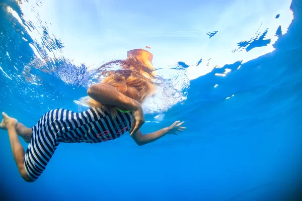 Miúdo Bonito Uma Menina Loira Vestindo Camisa Marinho Despojado Nadando — Fotografia de Stock