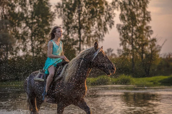 Una Ragazza Che Cavalca Cavallo Esecuzione Attraverso Acque Poco Profonde — Foto Stock