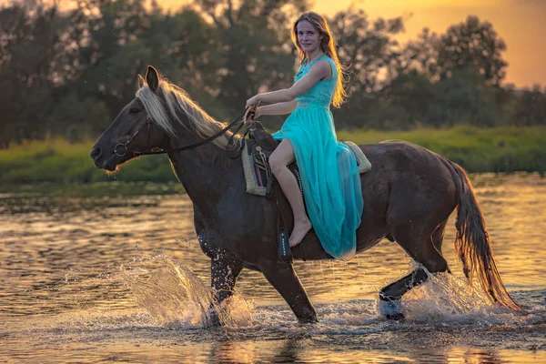 Dívka Koni Běžícího Koně Přes Mělkou Vodou Řeky Západ Slunce — Stock fotografie
