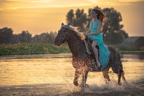 Egy Lány Lovaglás Futó Sekély Víz Naplemente Háttér Folyó — Stock Fotó