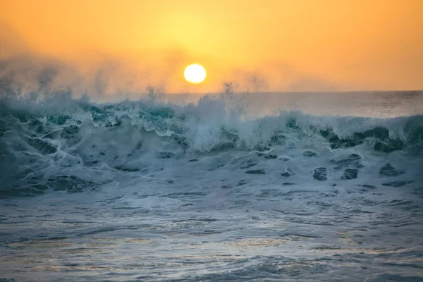 Vackra Avbrottsobjektet Ocean Wave Mot Solnedgången Havsvatten Grov Form — Stockfoto