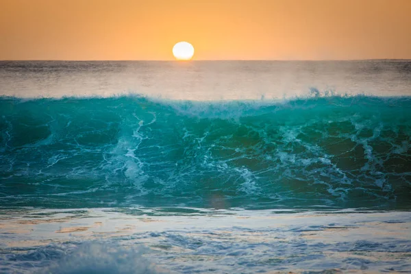 Sonnenuntergang Hintergrund Große Surfende Ozeanwelle Von Vorne Gesehen Tropisches Meerwasser — Stockfoto