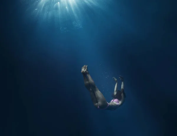 Mädchen Versank Blauen Tiefen Wasser Des Ozeans Vor Dunklem Meeresgrund — Stockfoto