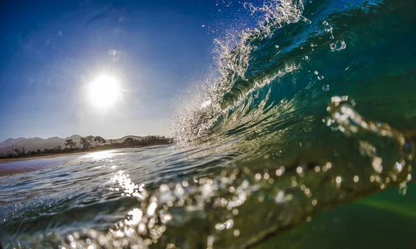 Океан Барвиста Яскрава Хвиля Зеленою Синьою Водою Подрібненою Губою — стокове фото