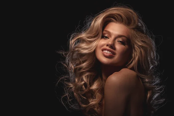 Schoonheid Headshot Van Glimlachen Blond Fotomodel Donkere Platte Achtergrond — Stockfoto