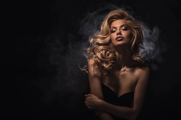 Skönhet Headshot Blond Modell Mörk Rökt Bakgrund — Stockfoto