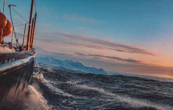 Barco Vela Manhã Áspera Noruega Água Mar Com Salpicos Vista — Fotografia de Stock