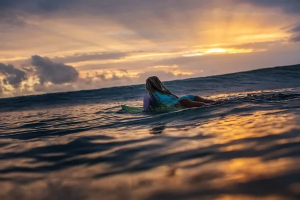 Surfing Dziewczyna Morzu Zachód Słońca Czeka Właściwą Falę — Zdjęcie stockowe