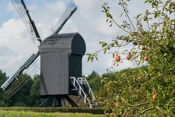 Moinho de vento velho em ação na paisagem holandesa — Fotografia de Stock