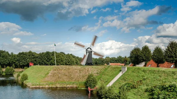 Antiguo molino de viento en acción en el paisaje holandés —  Fotos de Stock