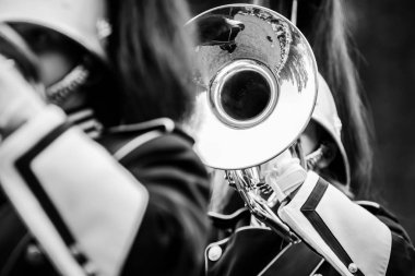 Rüzgar aletleri üniforma, m oynamak canlı müzik eşliğinde gösteri grubu