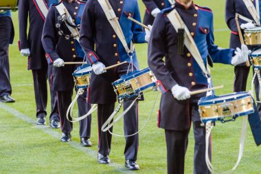 Rüzgar aletleri oynamak canlı müzik eşliğinde bant gösterecektir ve dru tuzak