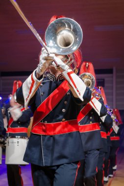 Bir showband, tantana aletleri ile bizim drumband detayları