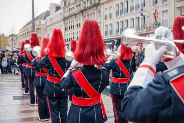 Bir showband, tantana aletleri ile bizim drumband detayları