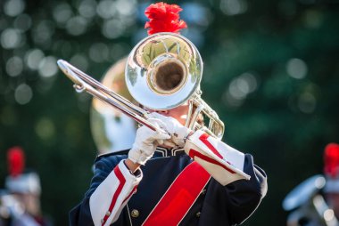 Çeşitli aletler ve windband bir müzik grubu ayrıntıları