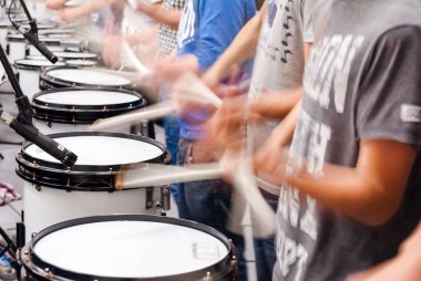 Çeşitli aletler ve windband bir müzik grubu ayrıntıları