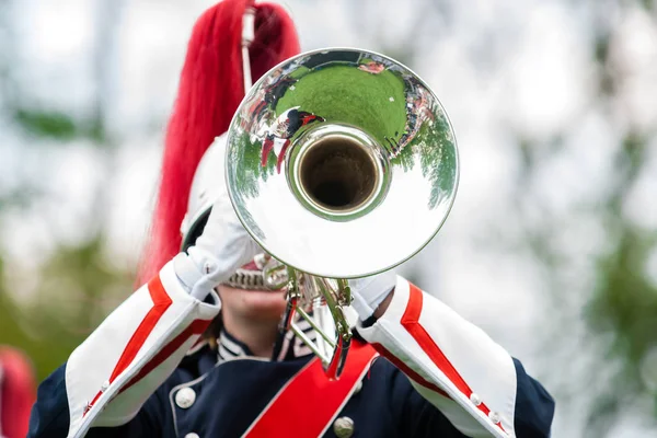 Mostrar banda con música en vivo tocando instrumentos de viento en uniforme, m — Foto de Stock