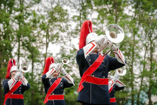Toon band met live muziek spelen blaasinstrumenten in uniform — Stockfoto