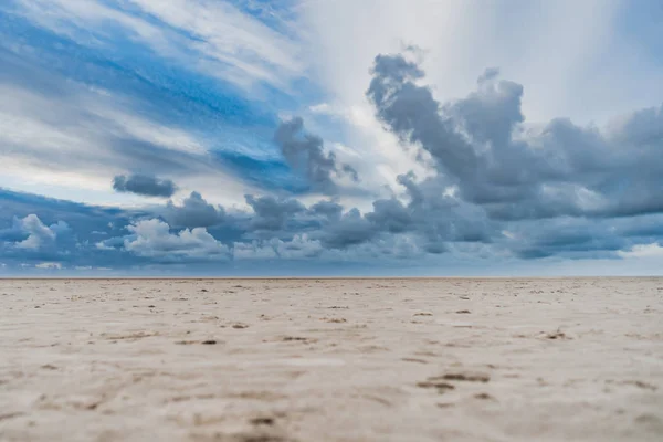 Playa con nubes tormentosas y playa solitaria —  Fotos de Stock