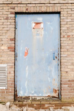 Paslı eski yüksek gerilim uyarı işareti