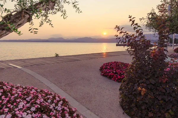 加尔达湖，意大利美丽的日落 — 图库照片