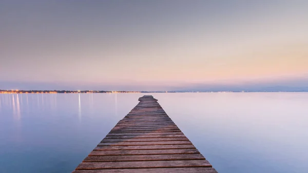 Long Wooden Wharf no lago Garda ao pôr do sol — Fotografia de Stock