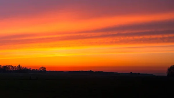 Colorido atardecer e intenso cielo — Foto de Stock